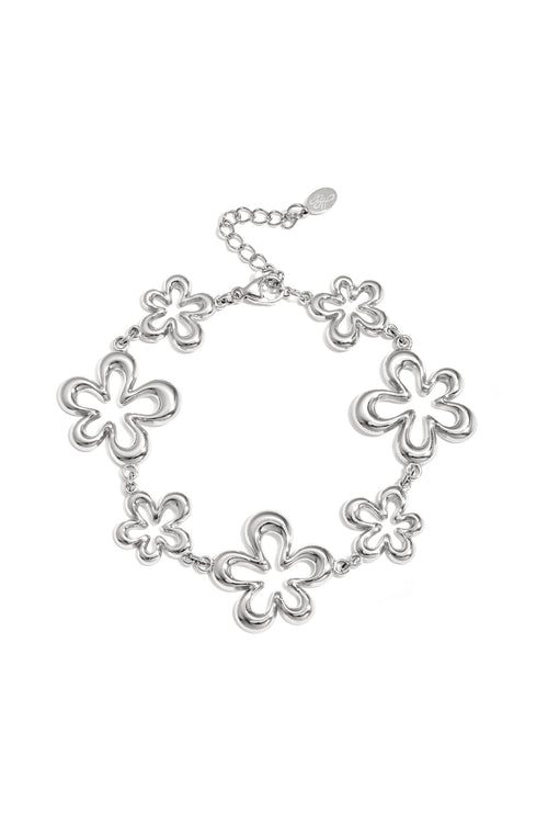 Armband met speelse bloemen in variërende maten
